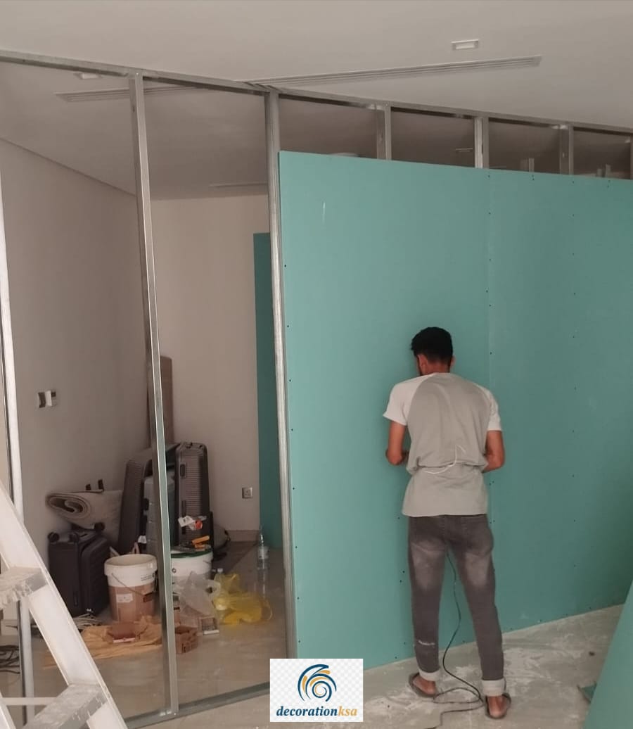 مراحل تركيب طبقات العزل الصوتي للجدران